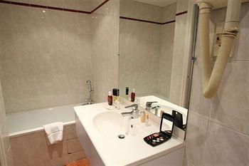121 Paris Hotel 