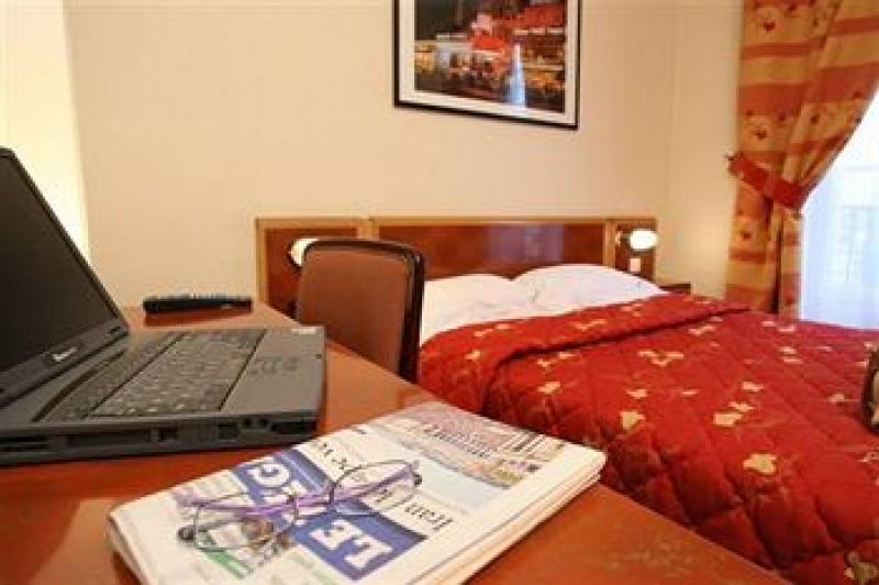 121 Paris Hotel 