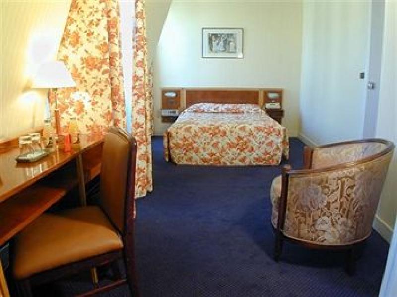 121 Paris Hotel 