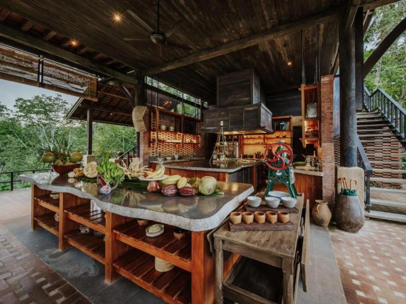 Buahan, A Banyan Tree Escape