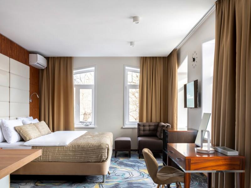 V Hotel & Rooftop Lounge