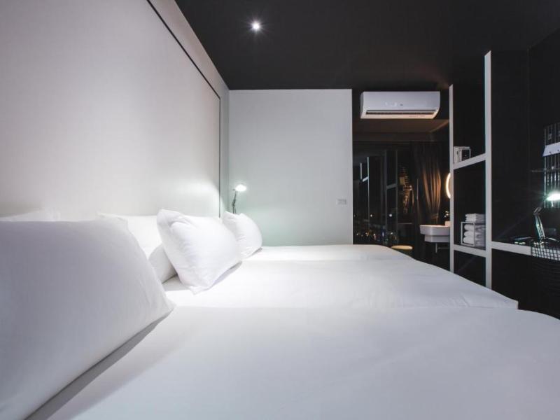 Blu Monkey Hub & Hotel