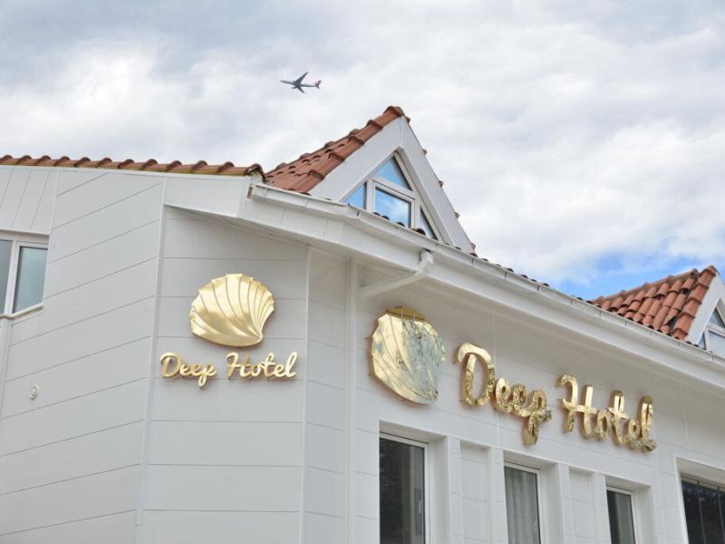 Deep Hotel