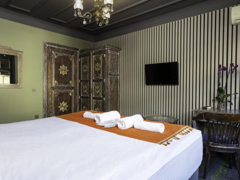 Wonder Wood Hotel