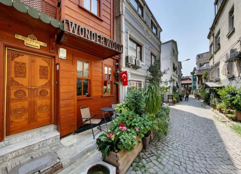 Wonder Wood Hotel