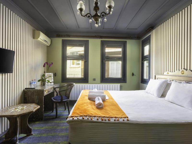 Wonder Wood Hotel