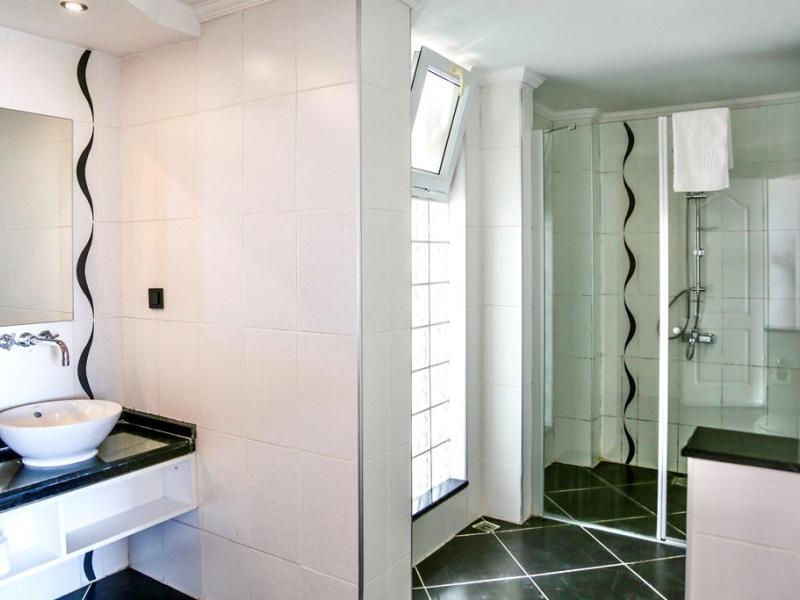 Sertil Deluxe Tropical Suites