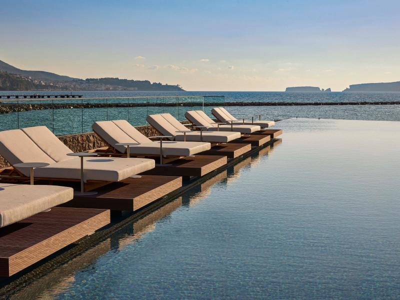 W Costa Navarino