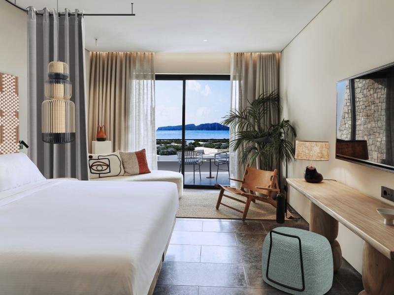 W Costa Navarino
