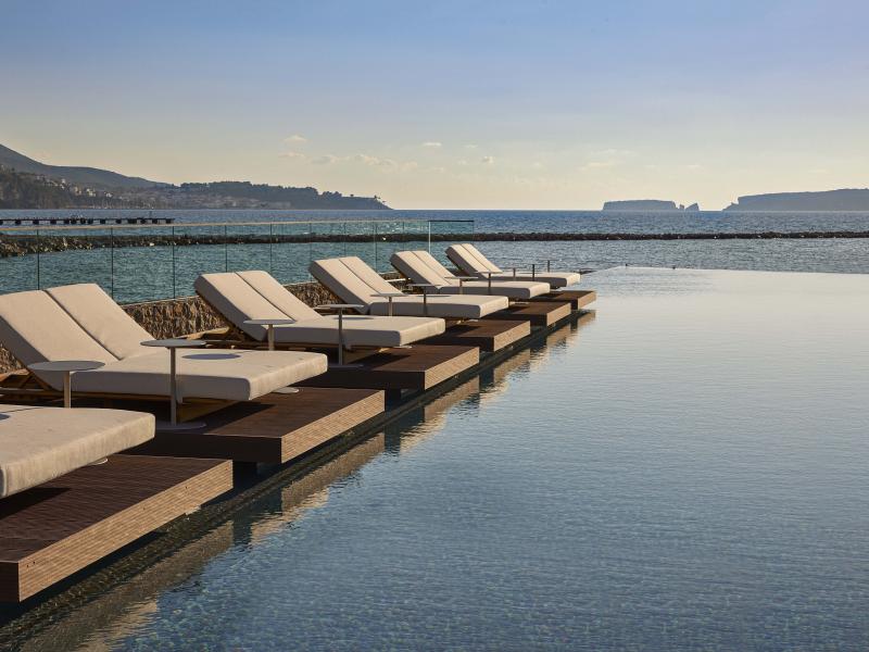 W Costa Navarino