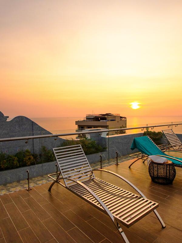 Night Sea Hotel