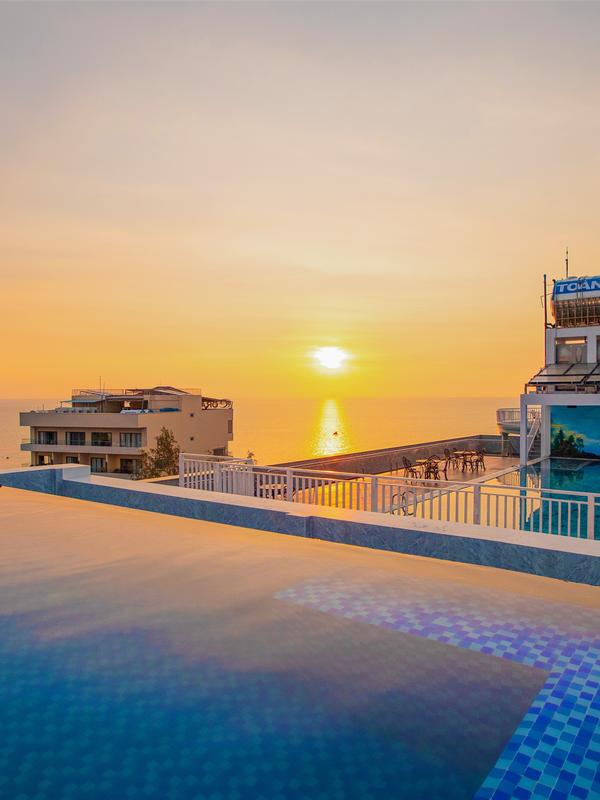 Night Sea Hotel