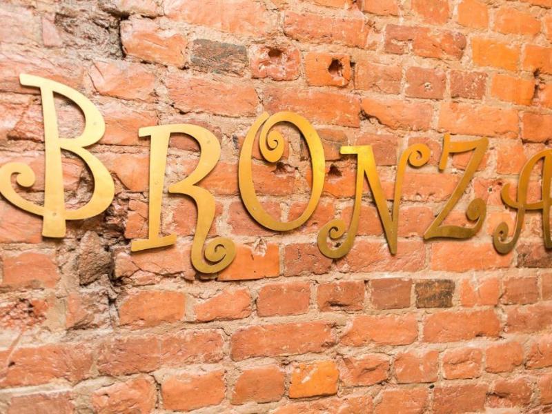 Bronza