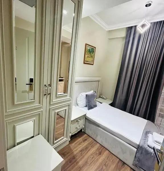 Parliament Hotel & Restaurant