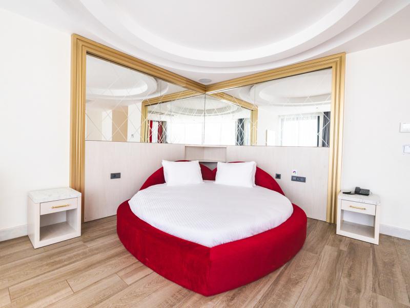 Granada Luxury Red (16+)