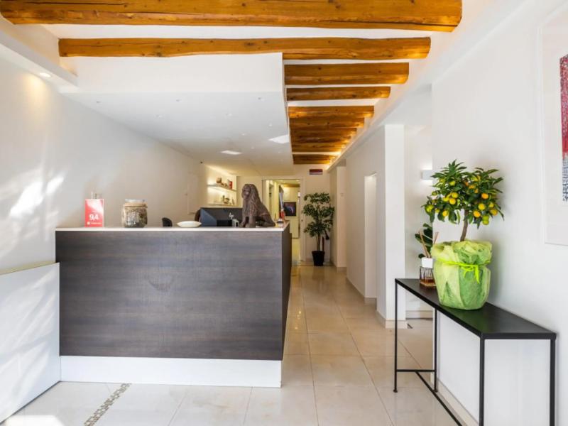 Leone Hotel