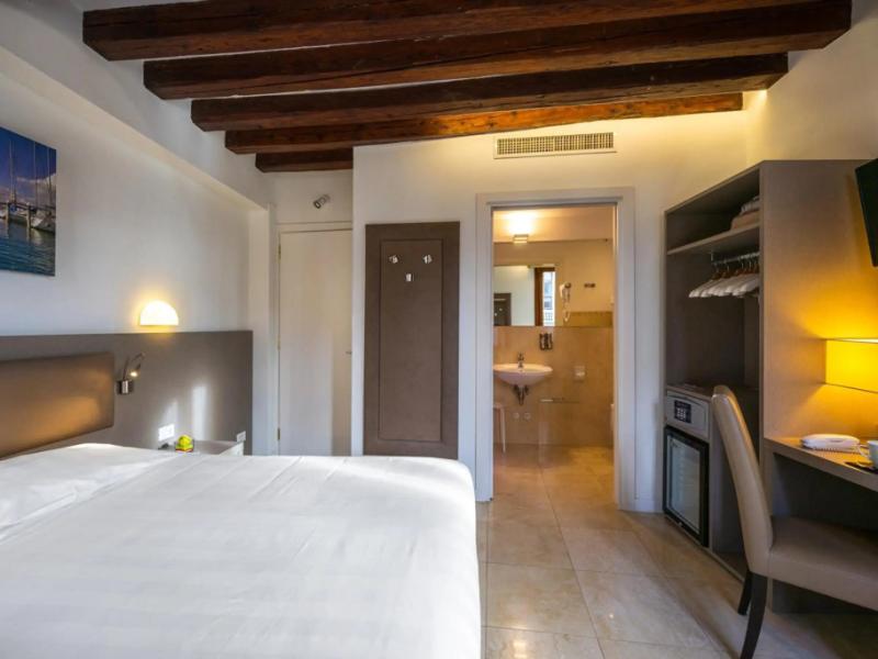 Leone Hotel