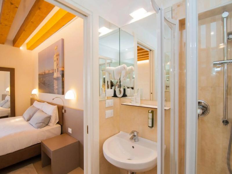 Leone Hotel