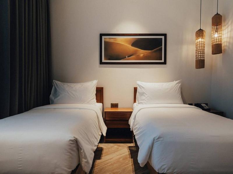 Bab Al Nojoum Bateen Liwa