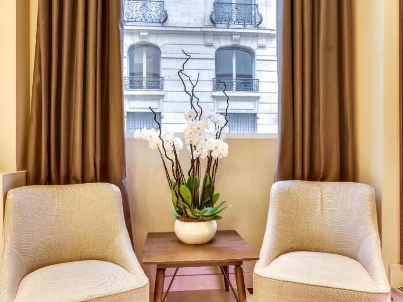 Le 12 Hotel