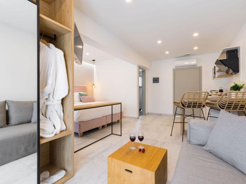 V Luxury Suites