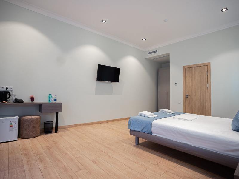 5 Wood Hotel
