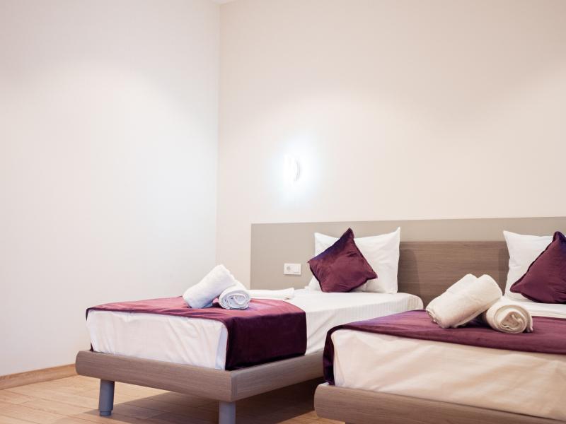 5 Wood Hotel