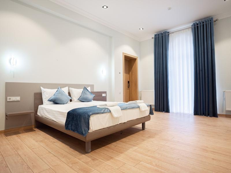5 Wood Hotel
