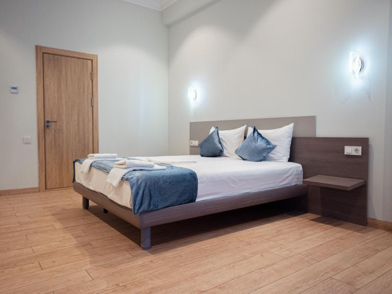 5 Wood Hotel