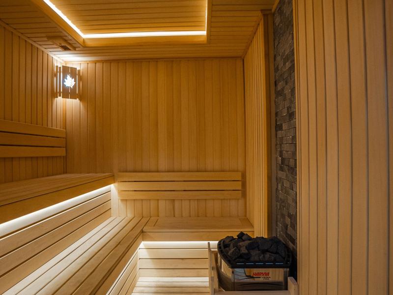 5 Wood Hotel