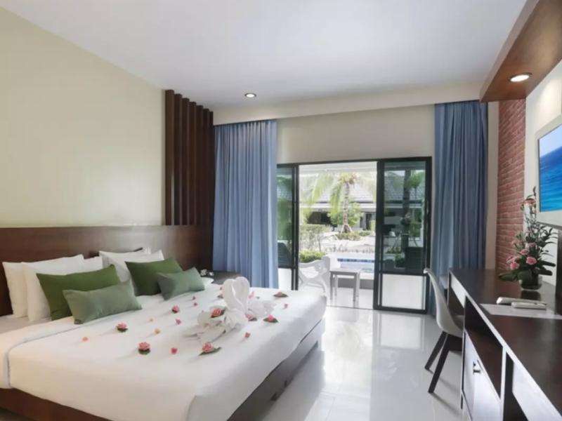 Tuana Hotels Brook Pool Access