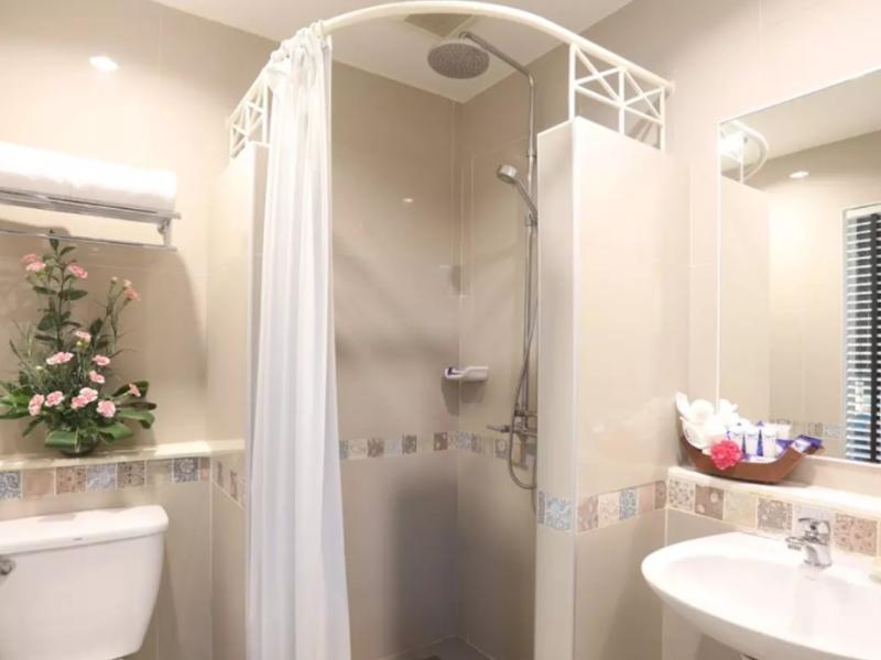 Tuana Hotels Brook Pool Access