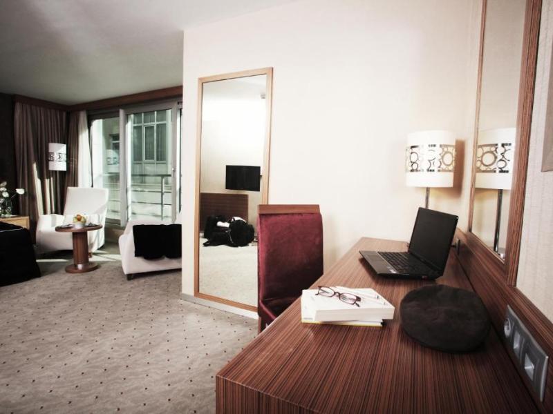 Demora Hotel