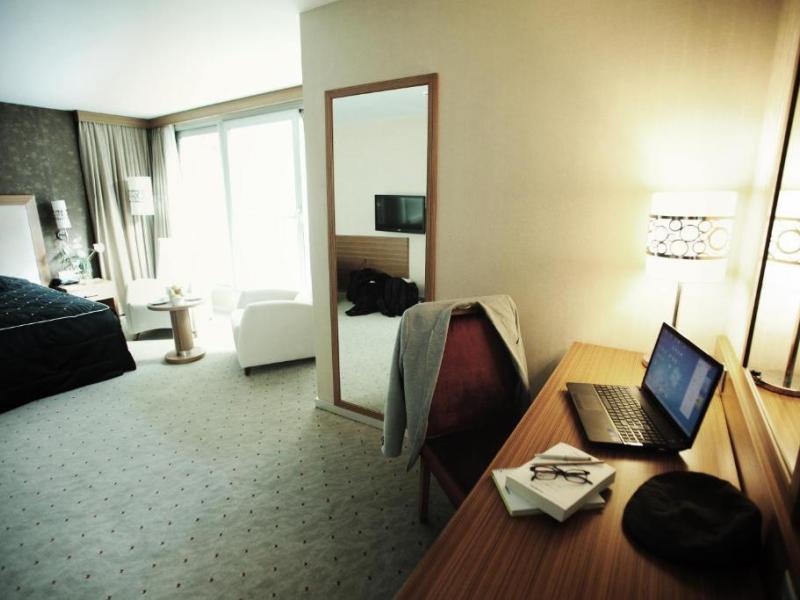 Demora Hotel