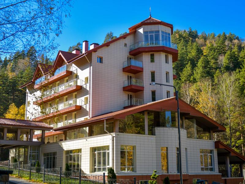 На камушках