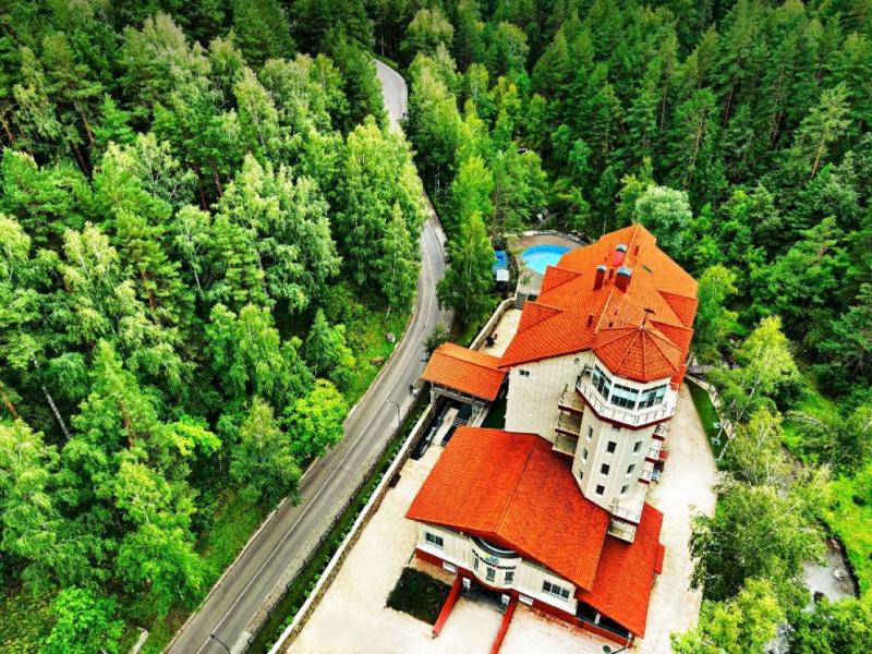 На камушках