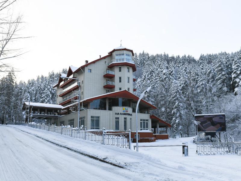 На камушках