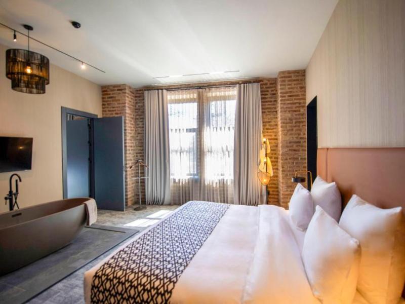 Qarvasla Hotel