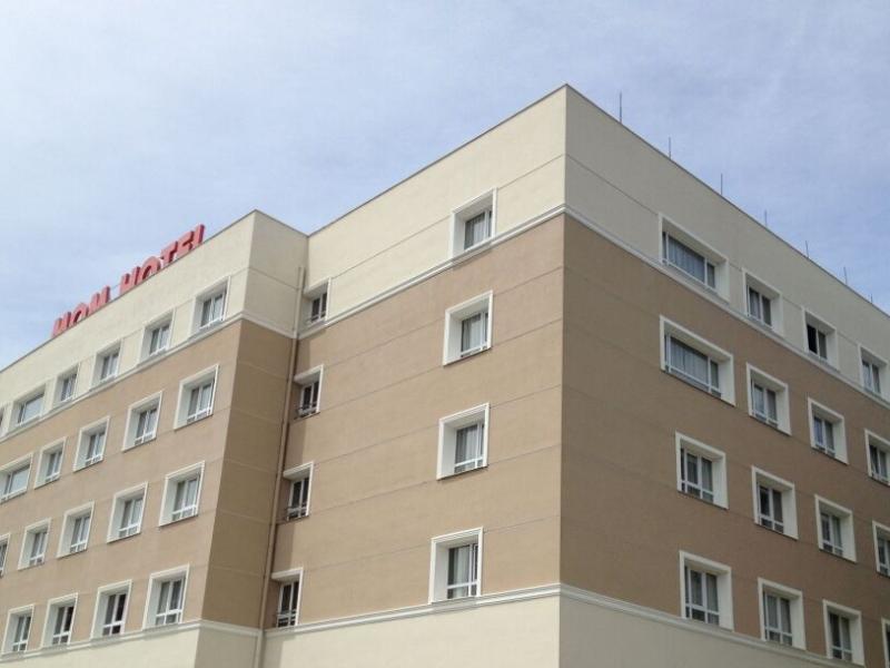 Mom Hotel