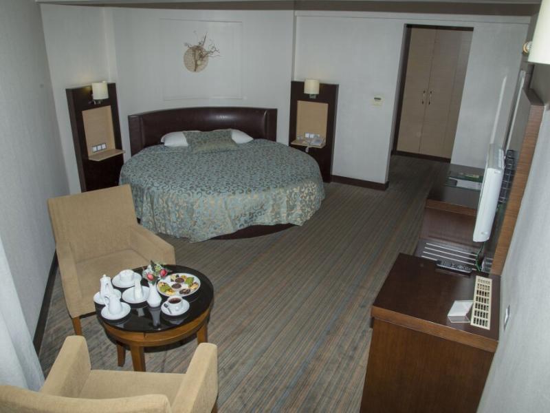 Mom Hotel