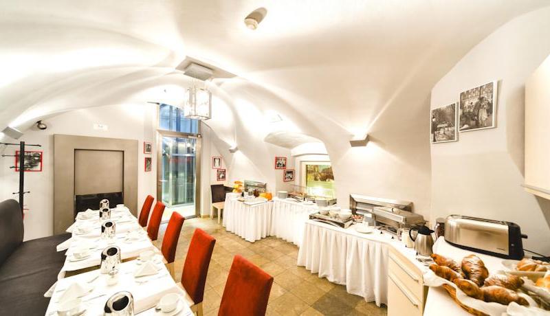 Hotel The Golden Wheel