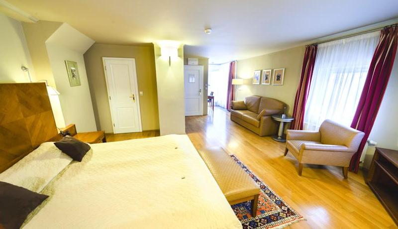 Hotel The Golden Wheel