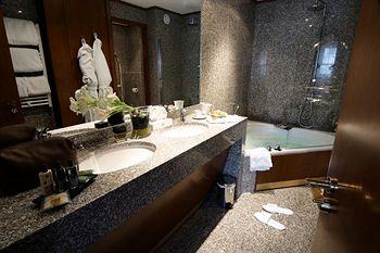 Goldstar Resort & Suites