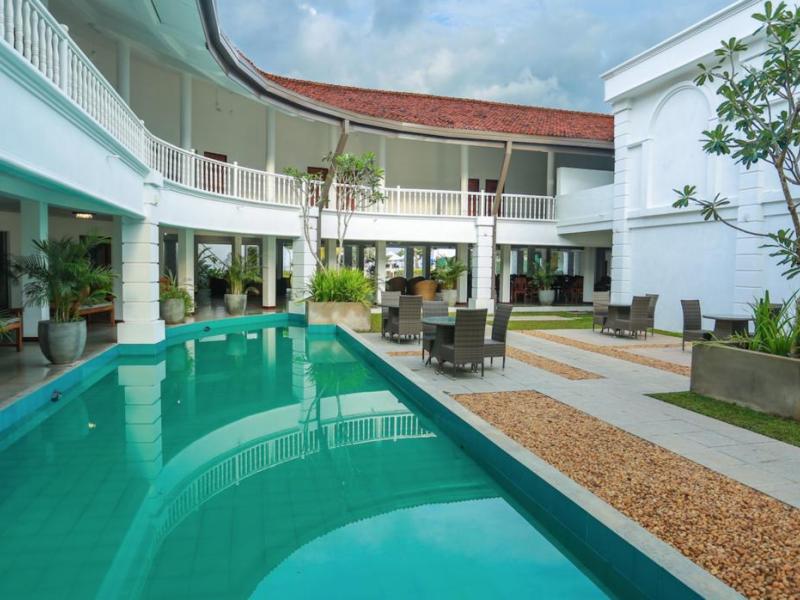 Hibiscus Beach Hotel & Villas