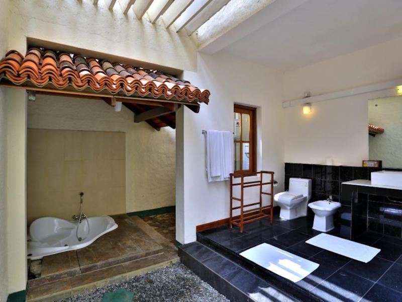 Hibiscus Beach Hotel & Villas