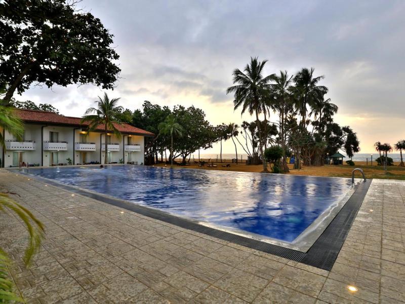 Hibiscus Beach Hotel & Villas