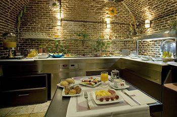 Petit Palace Posada del Peine Hotel