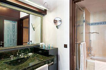 The Hotel du Collectionneur Arc de Triomphe