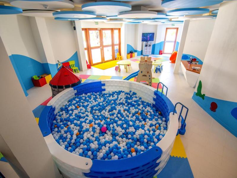 Holiday Inn Resort Kandooma Maldives