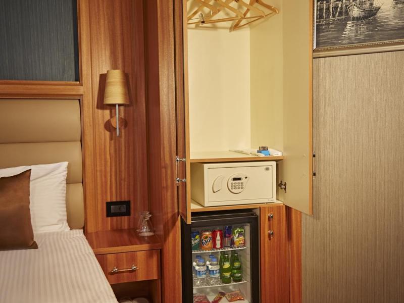 Ilkbal Deluxe Hotel